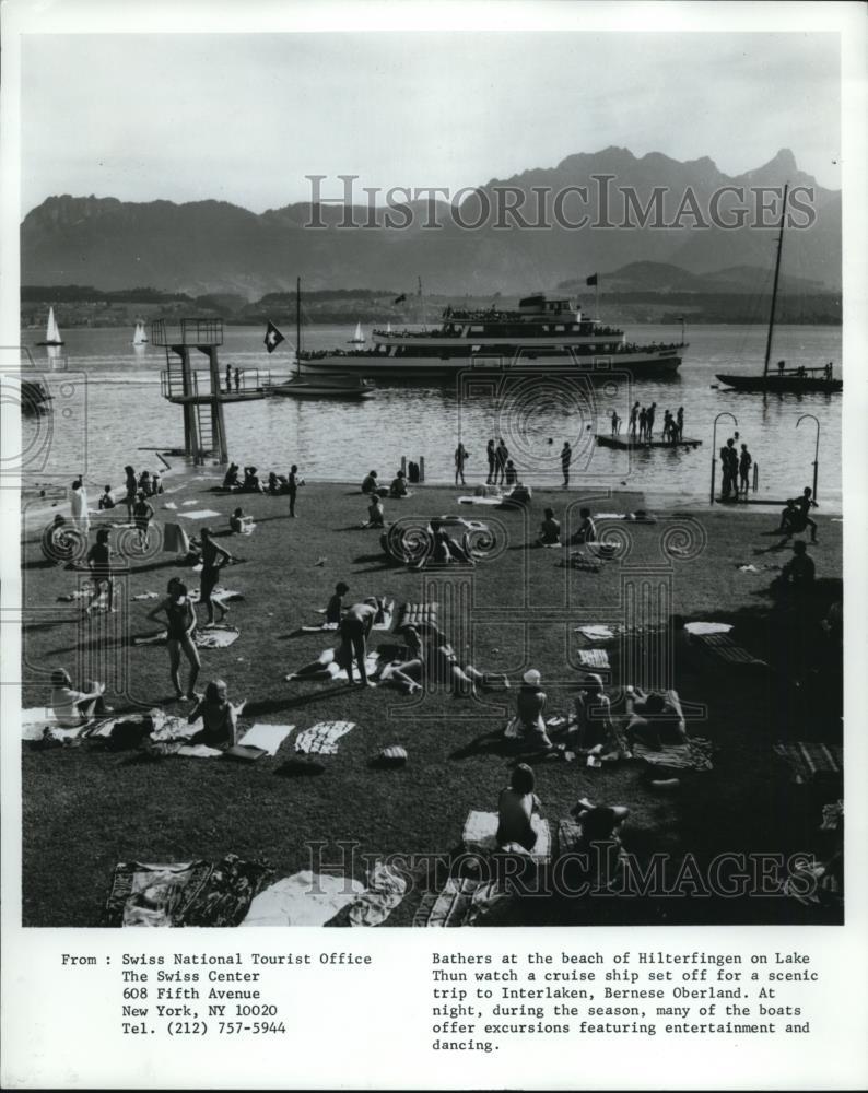 Press Photo Bathers at Beach of Hilterfingen on Lake Thun Switzerland