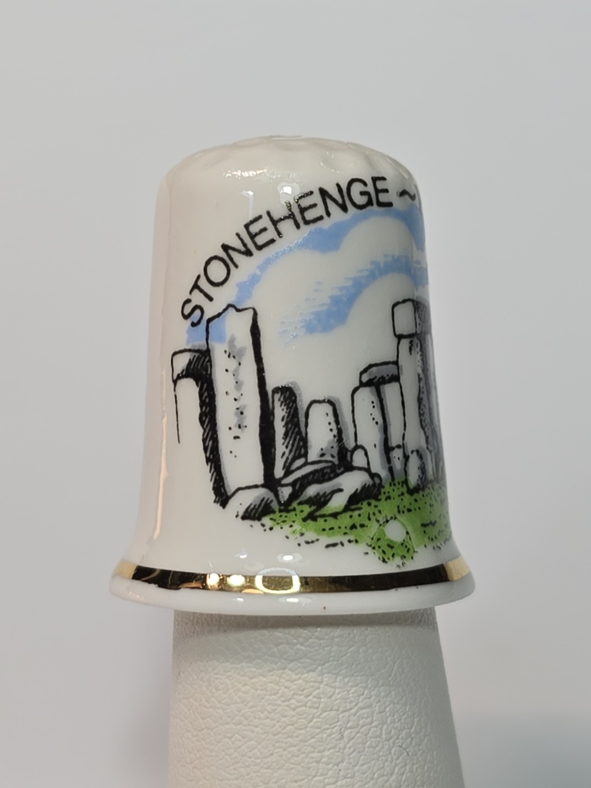 Stonehenge-Wiltshire Travel Souvenir Thimble White Fine Bone China England