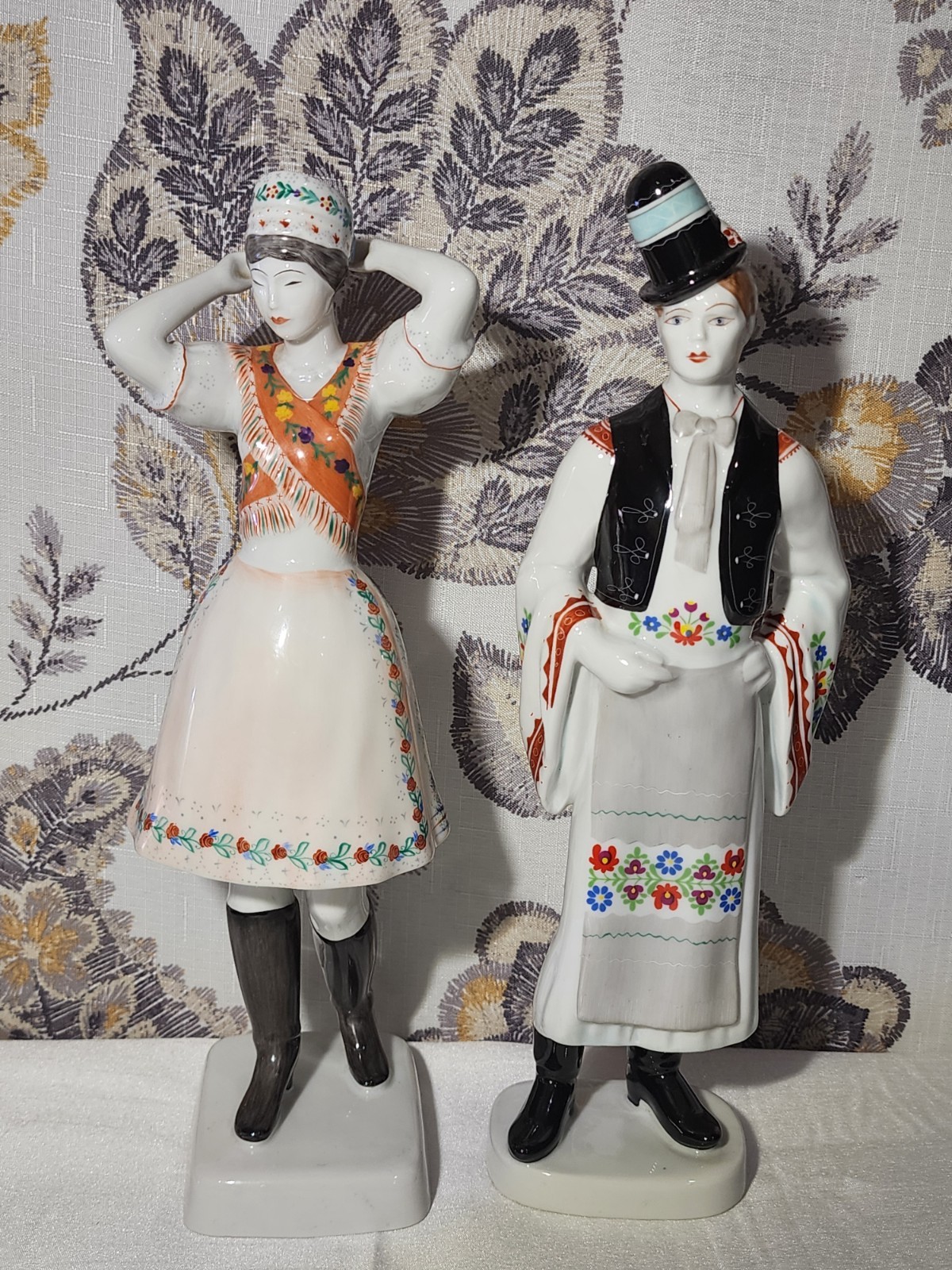 Vintage Hollohaza Hungary Porcelain Matyo Folk Dancers Couple Figurines Pair