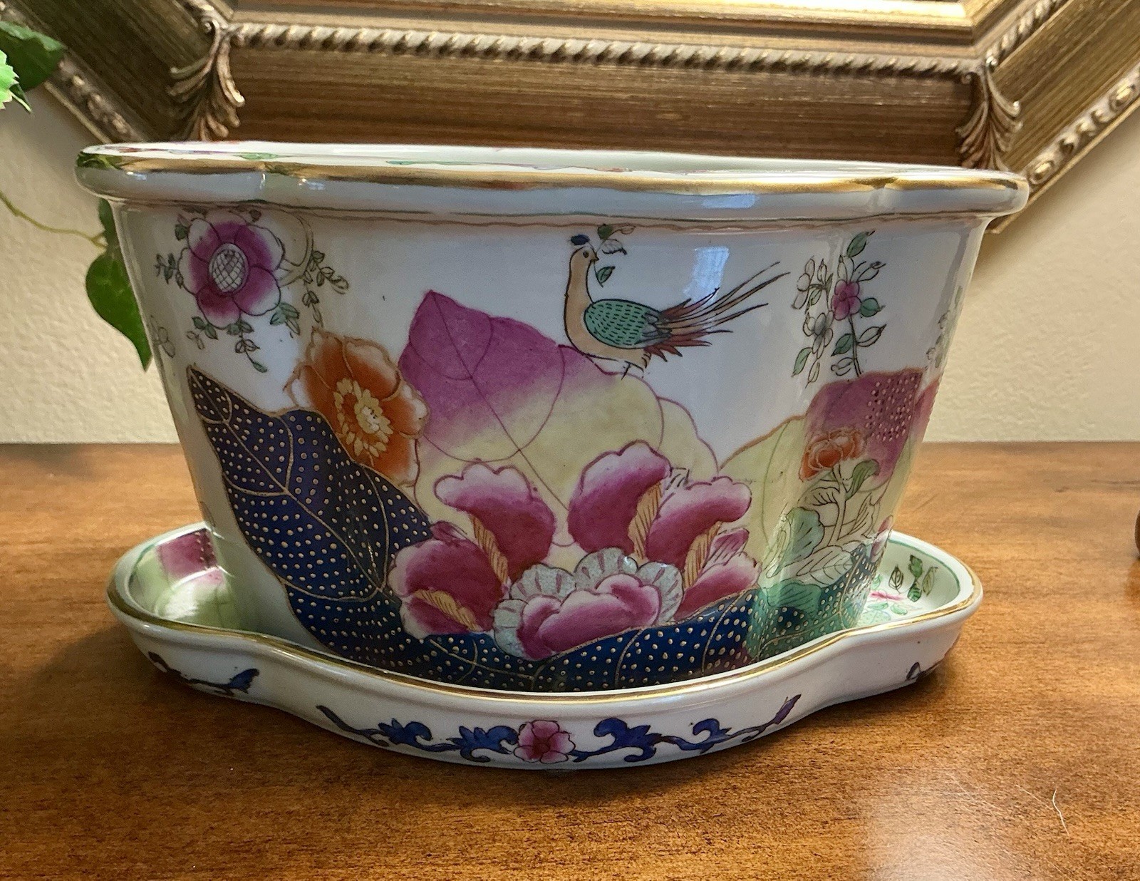 Vintage United Wilson (JUWC) Chinoiserie Tobacco Leaf Porcelain Cachepot/Saucer