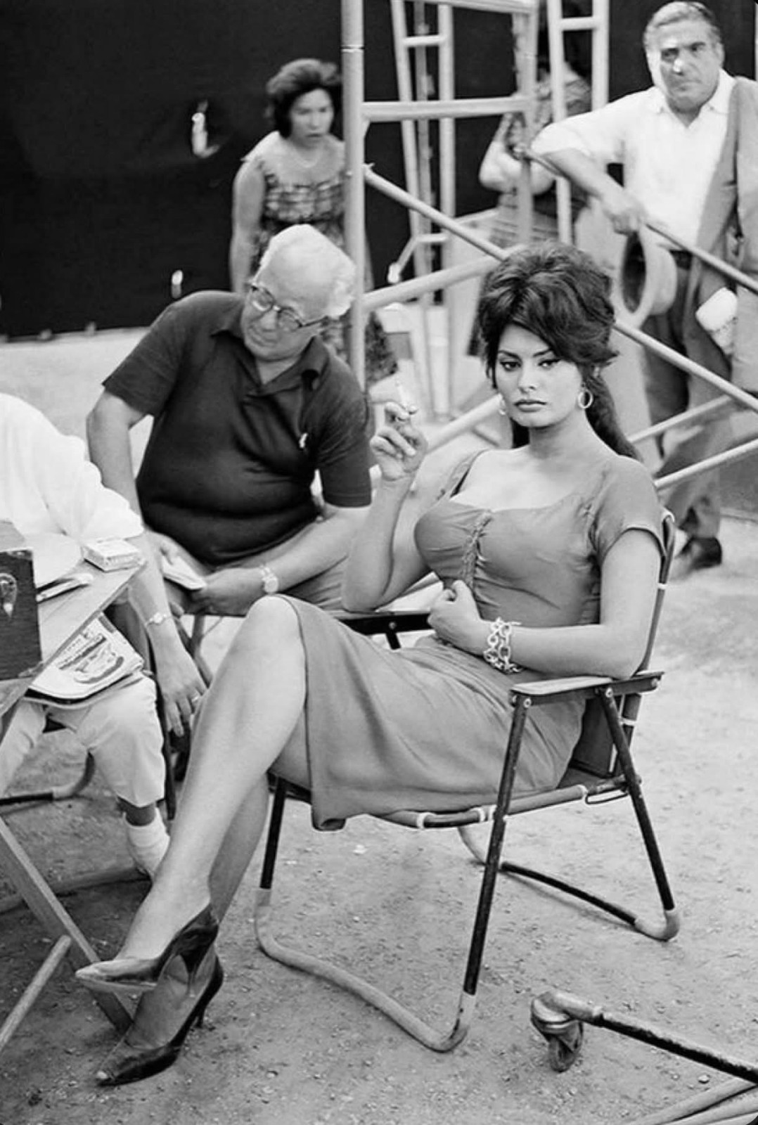 Vintage Photo Sophia Loren 1962 Circa Set Boccaccio 70 Movie Pause Chair Director