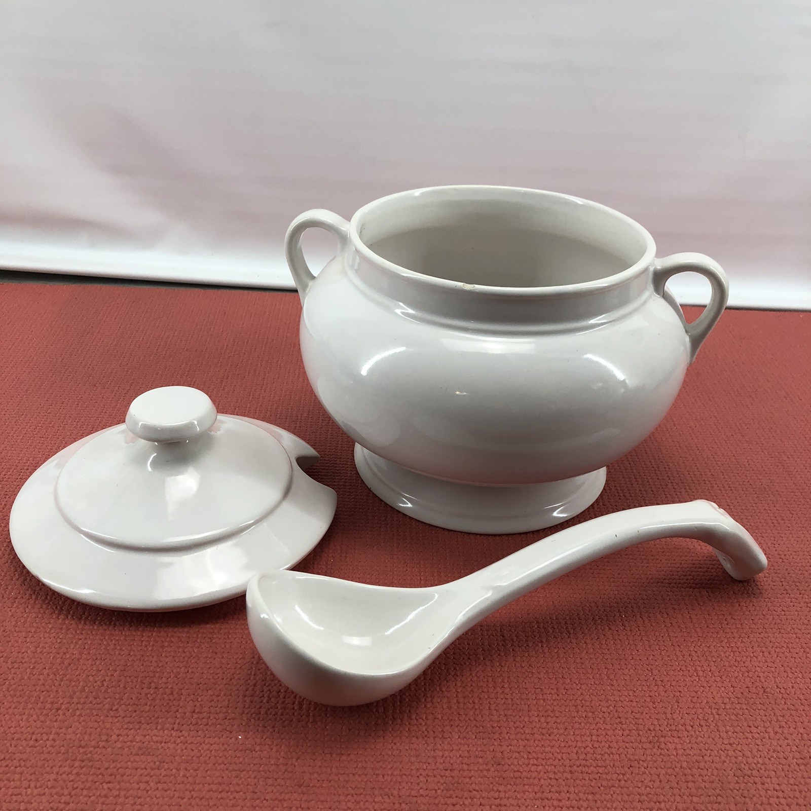 Haeger White Soup Tureen Stew Pot Server with Lid And Ladle Vintage 3203 USA