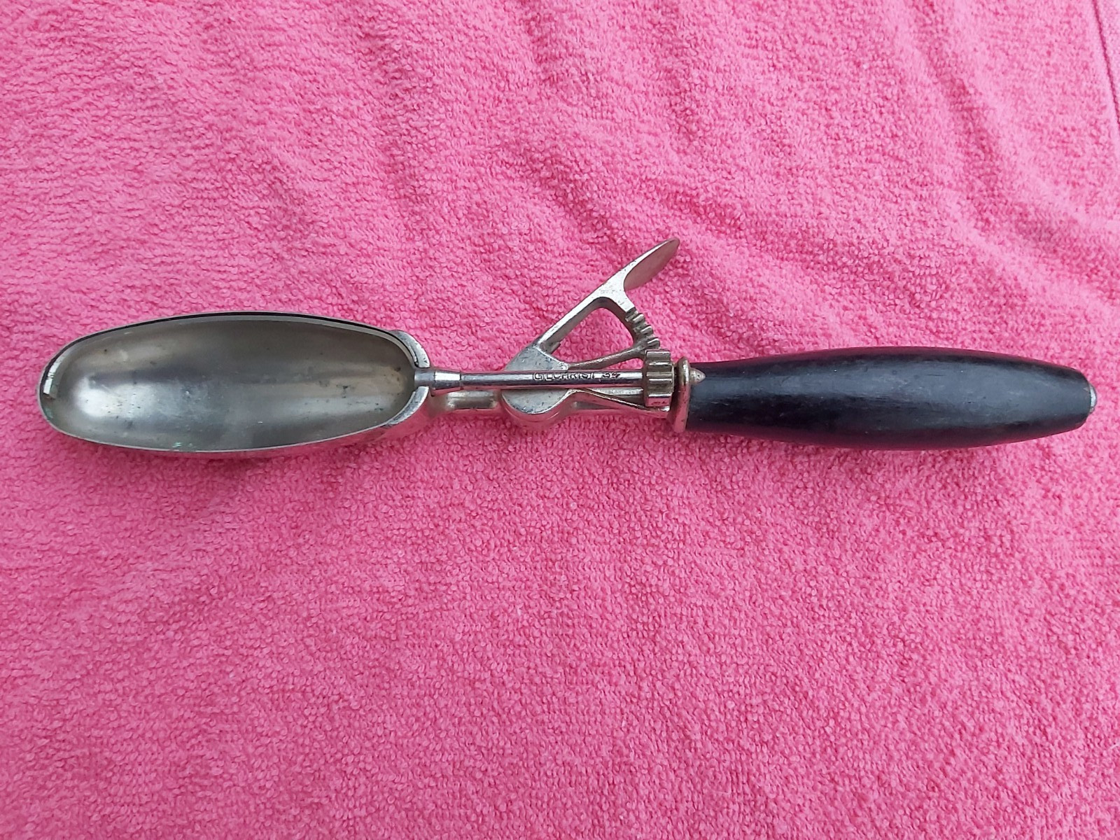 ANTIQUE GILCHRIST 34 OVAL ICE CREAM SCOOP WOOD HANDLE BANANA SPLIT STYLE WORKS ANTIQUE GILCHRIST 34 OVAL ICE CREAM SCOOP WOOD HANDLE BANANA SPLIT STYLE WORKS