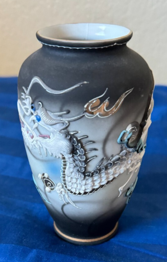 Vintage Small Porcelain Dragonware Bud Vase 5\