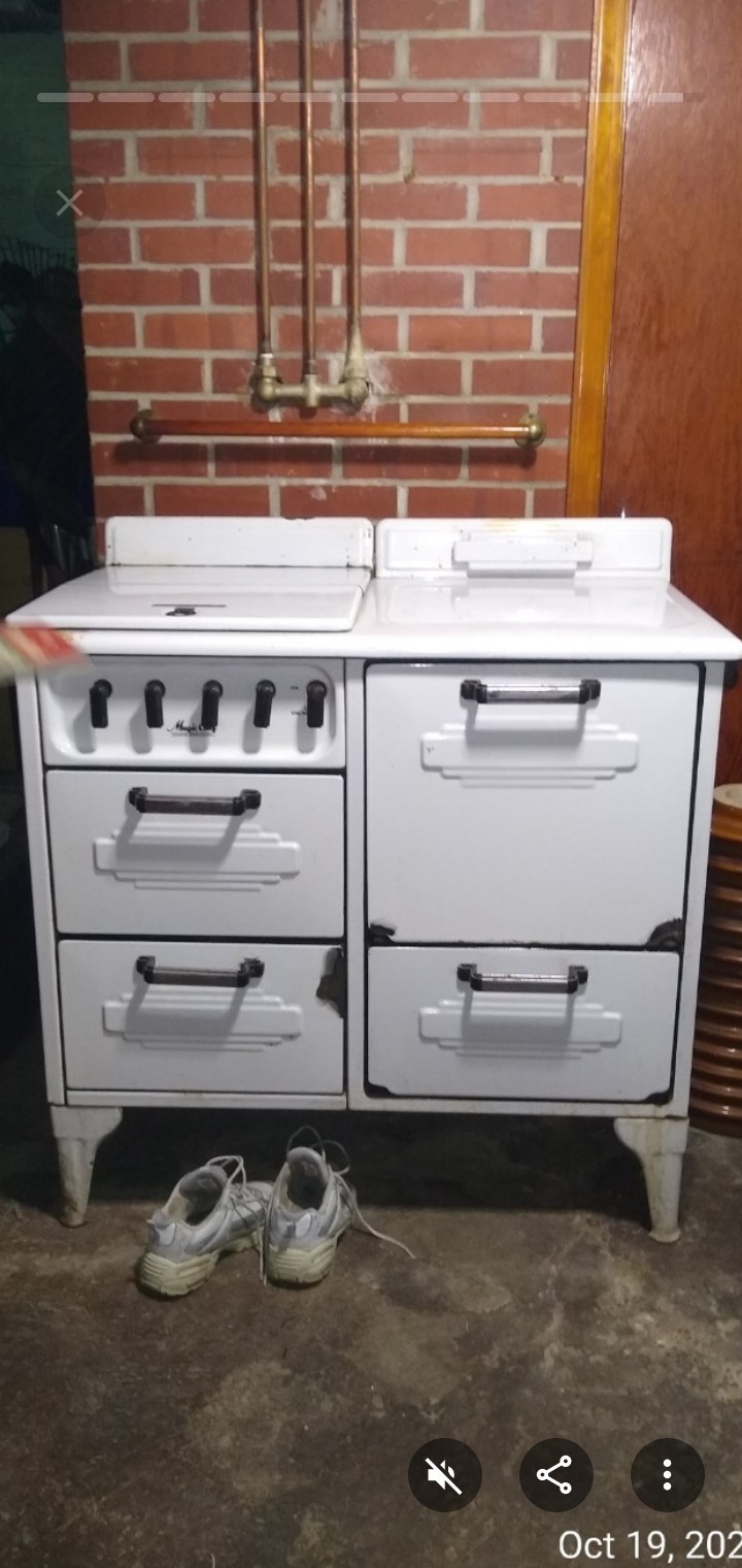 1930's Magic Chef  Gas Stove Works well , been in Mom's house since was bought