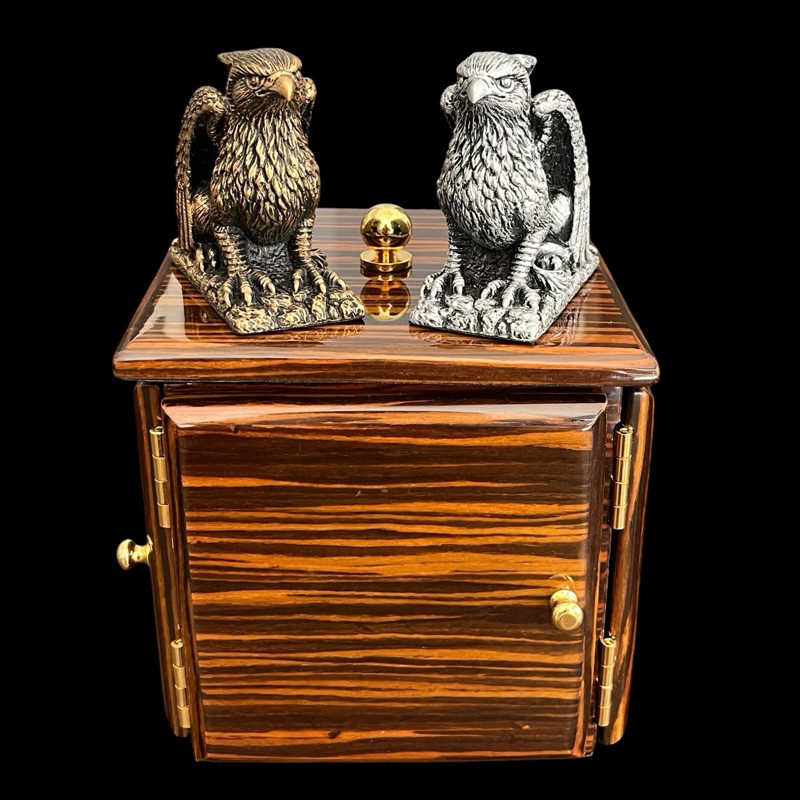 The Griffin\'s Caddy By Magic Wagon (RARE) Close-Up Magic W/ Figures & Directions