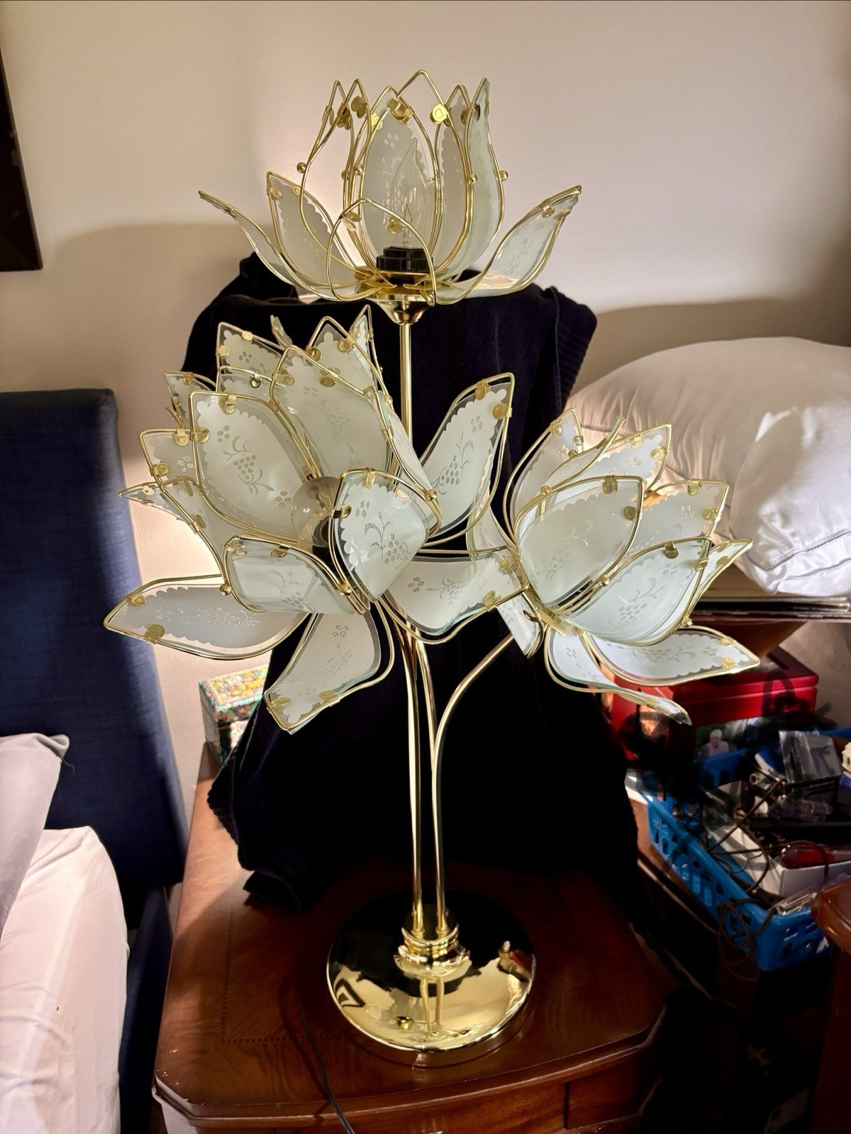 Vintage 80\'s Hollywood Regency 3 Way Glass Lotus Flower Accent Lamp