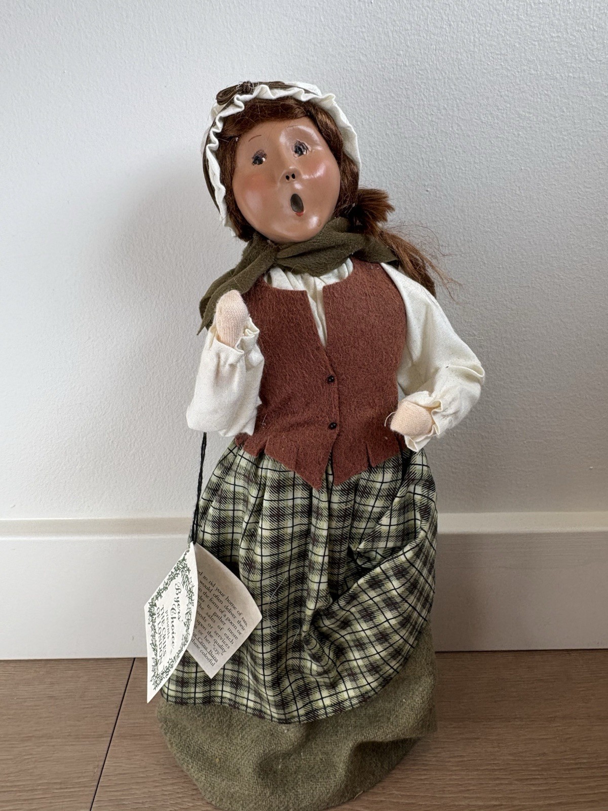 Byers\' Choice Caroler 2001 Cries of London red hair Lady w/tag 13\ Byers\' Choice Caroler 2001 Cries of London red hair Lady w/tag 13\