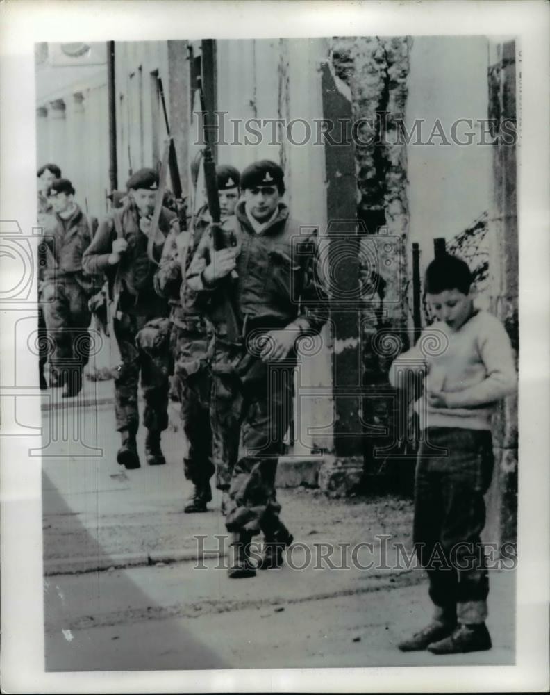 1971 Press Photo Young Boy Interested in Candy Than Soldiers of Royal Artillery 1971 Press Photo Young Boy Interested in Candy Than Soldiers of Royal Artillery