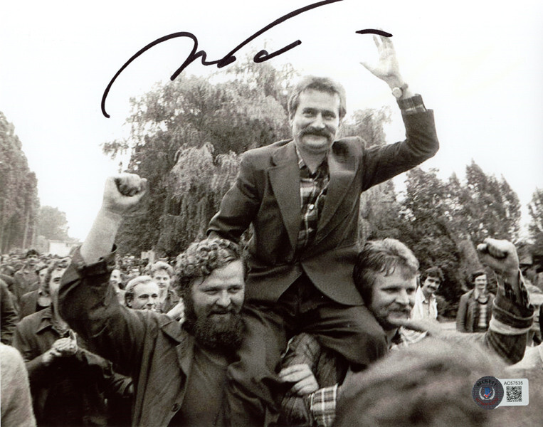 LECH WALESA SIGNED 8x10 PHOTO POLISH ACTIVIST NOBEL PEACE PRIZE RARE BECKETT BAS