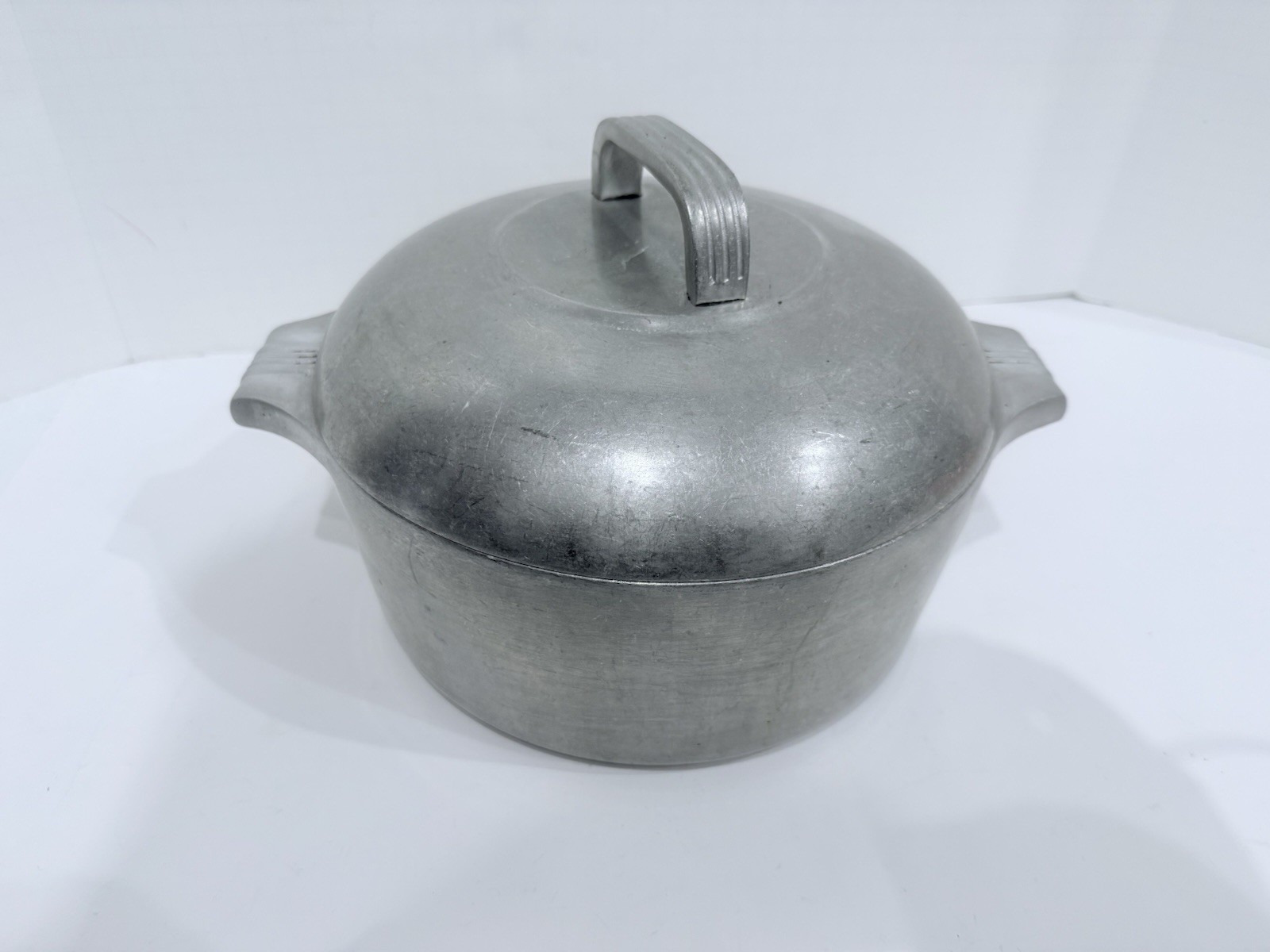 VTG 1950’s WAGNER WARE SIDNEY O MAGNALITE 4248-M DUTCH OVEN (A) VTG 1950’s WAGNER WARE SIDNEY O MAGNALITE 4248-M DUTCH OVEN (A)