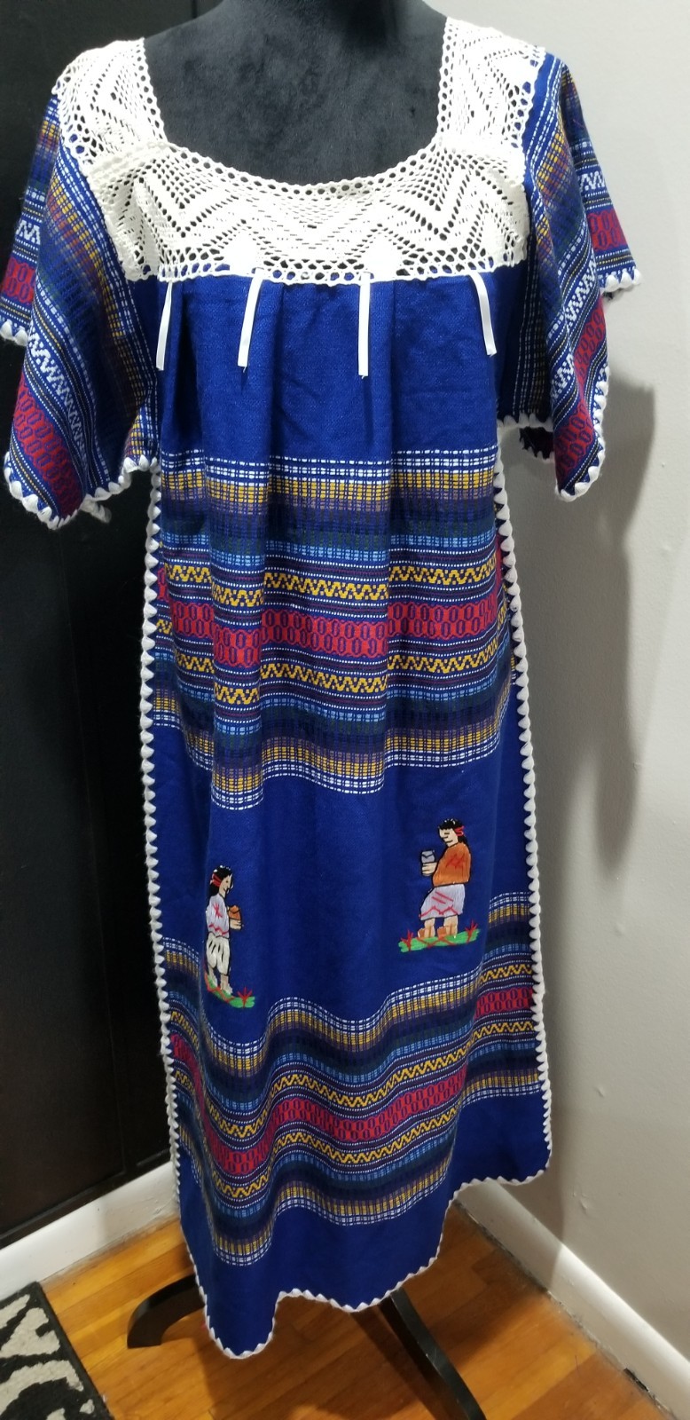 Vintage 1970s Mexican Vtg 70s Ecuadorian Roya Embroidered Peasant Dress 