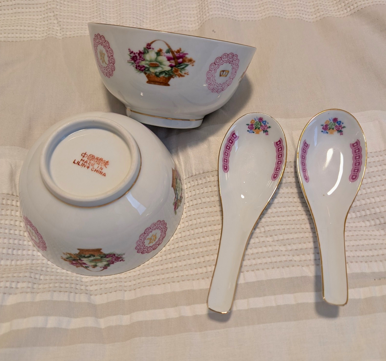 Vintage Liling China Porcelain 2 Rice Bowls & 2 Soup Spoons Floral Basket 