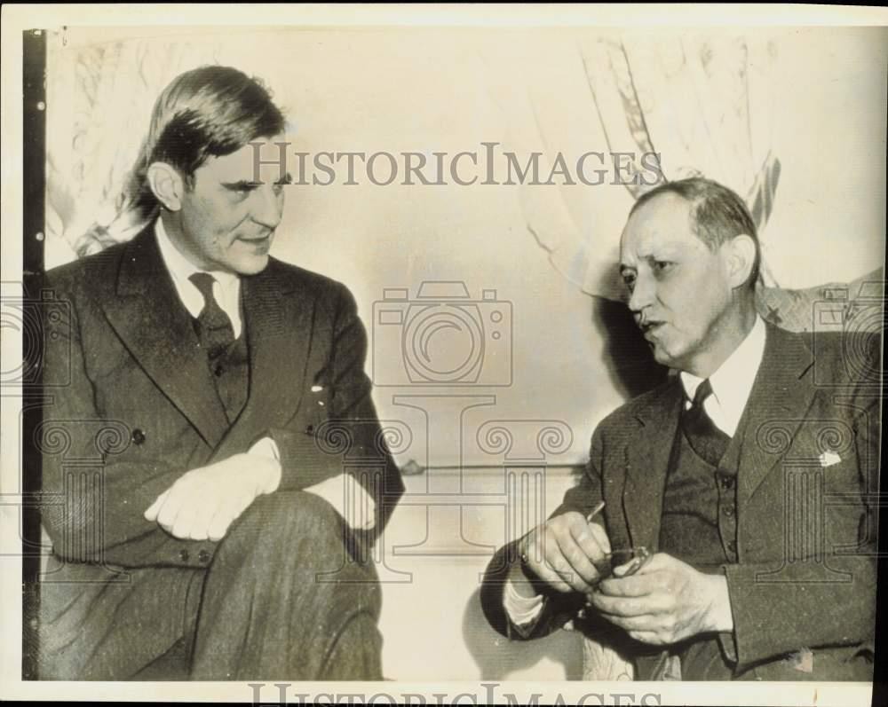 1941 Press Photo John G. Winant and Harry Hopkins chat at an event - lra48339