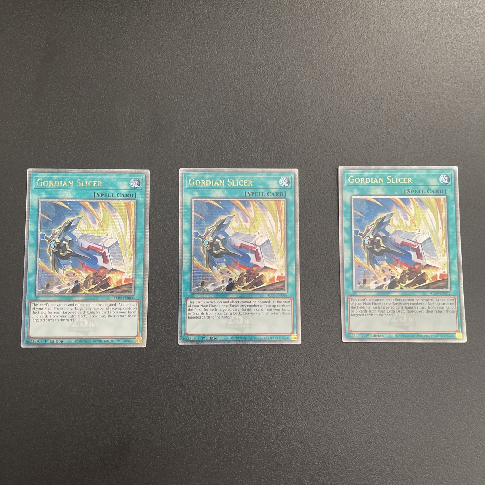 Yu-Gi-Oh Gordian Slicer ALIN-EN066 1st Ed Quarter Century - PLAYSET (EU Print) Yu-Gi-Oh Gordian Slicer ALIN-EN066 1st Ed Quarter Century - PLAYSET (EU Print)