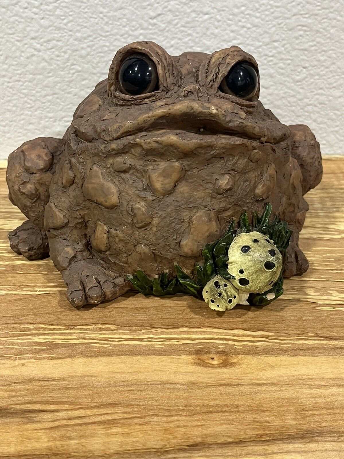 Toad Hollow polyresin brown toad figurine with glass eyes
