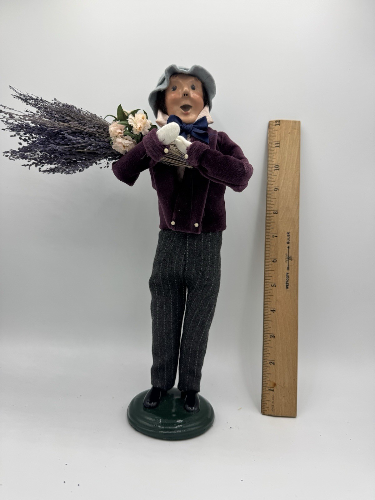 Byers Choice Carolers 2004 Man holding Lavender⚡️⚡️⚡️