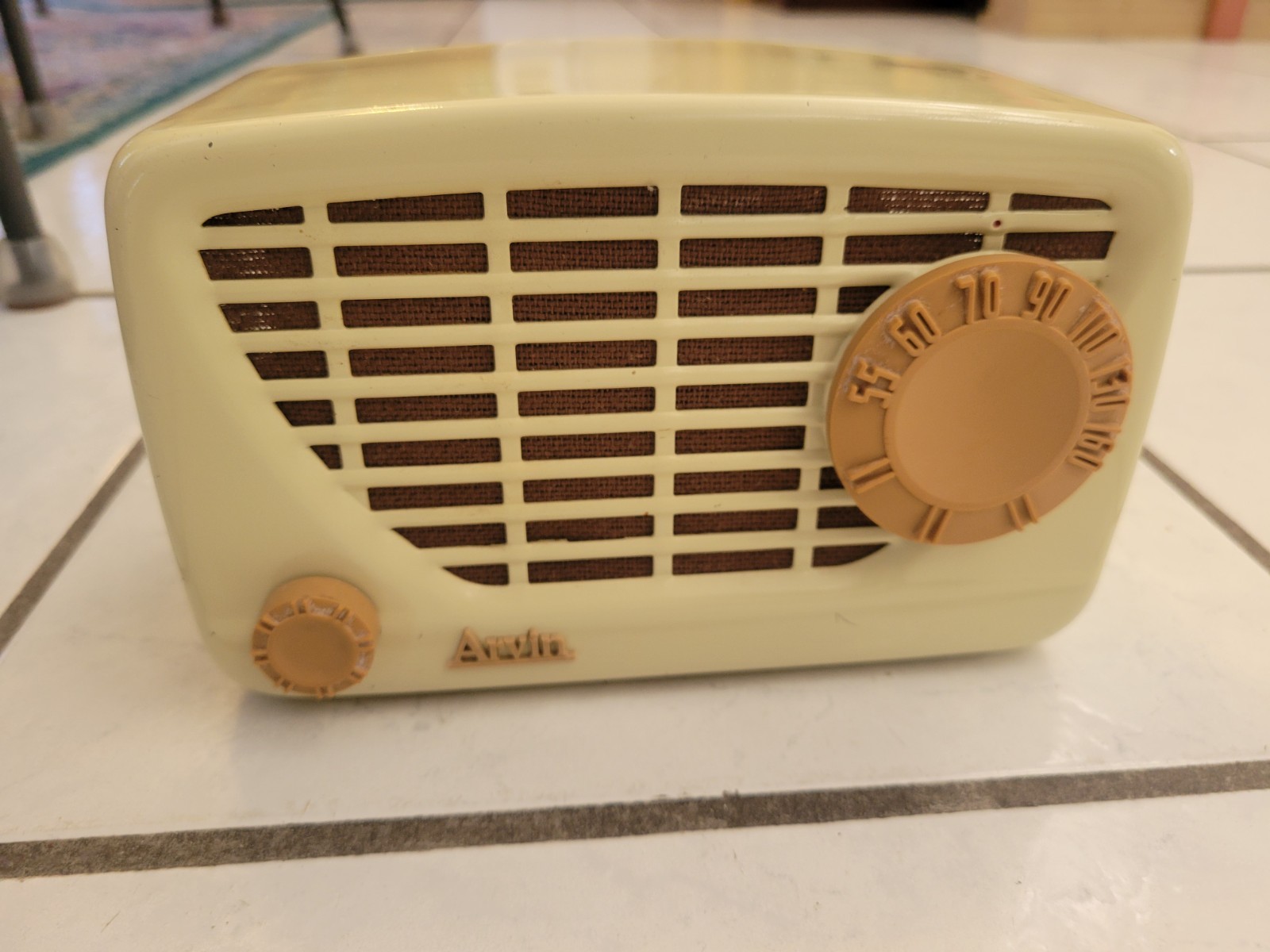  Vintage Arvin 842t  tube radio light yellow ,works w/ light static