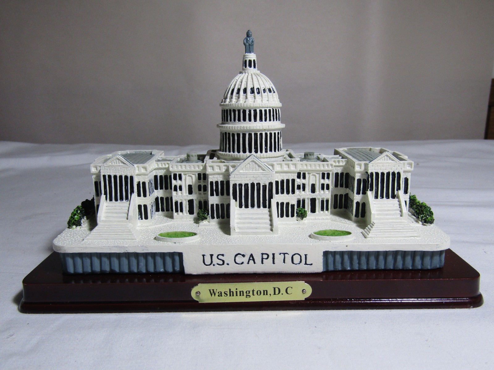 U.S. Capitol Building Miniature Figurine Model Replica 7-1/2X 4-1/2\ U.S. Capitol Building Miniature Figurine Model Replica 7-1/2X 4-1/2\