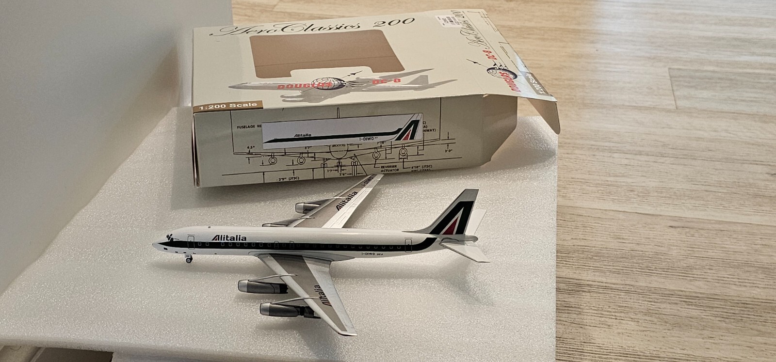 AEROCLASSICS Alitalia DC8-43 1:200 AC219895 1980s Colors I-DIWO