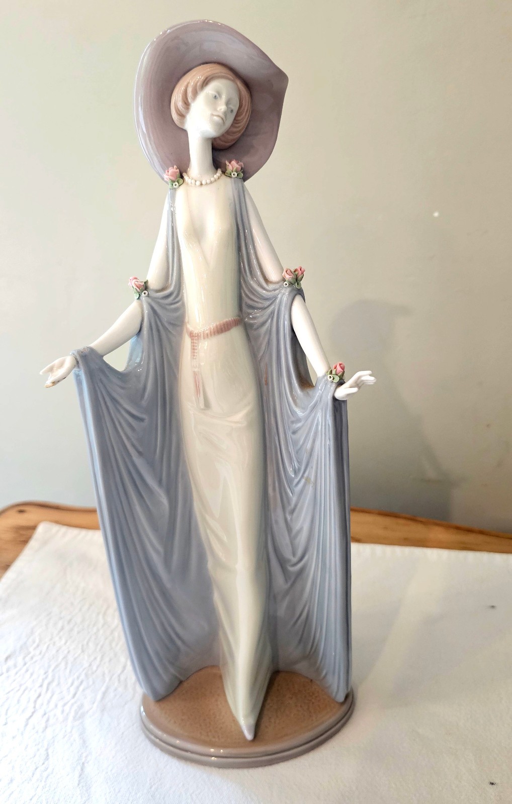 Lladro figurine. Hand-painted circa 1910 fashionable woman. Pristine condition.