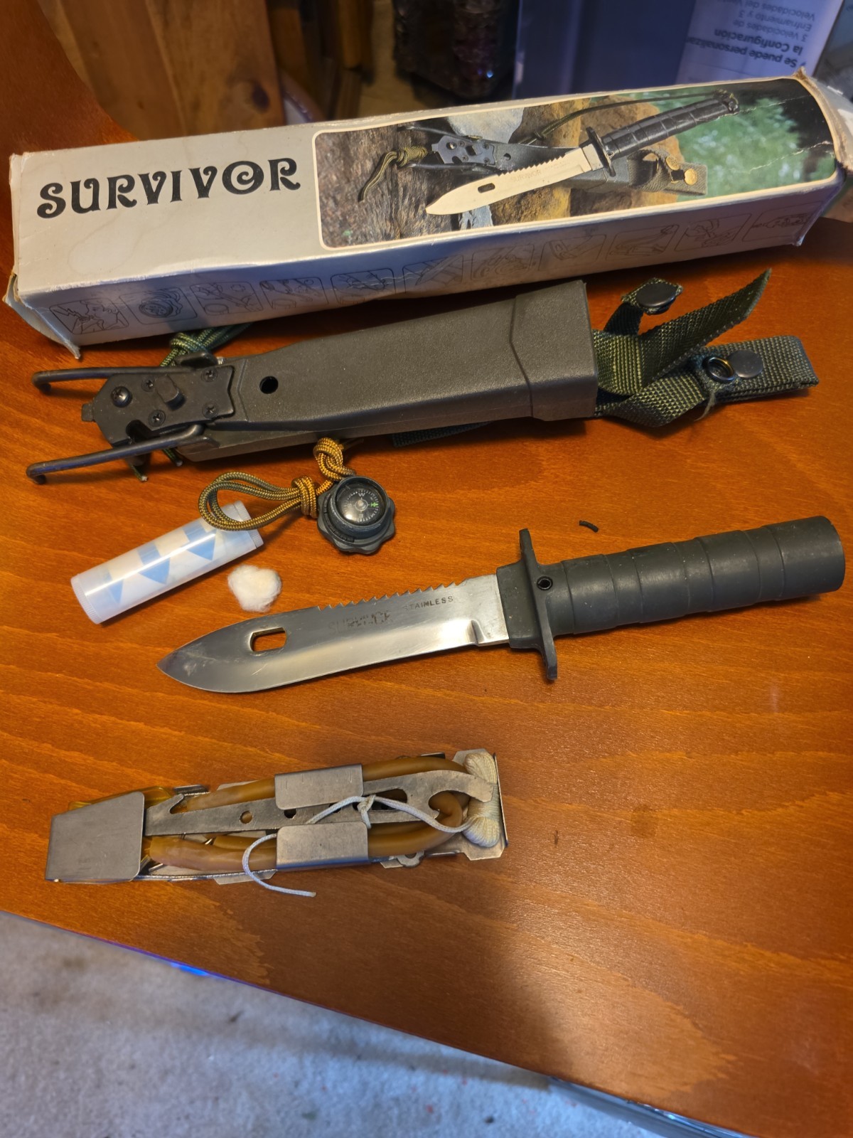 VALOR Survivor Knife With Sheath And Accessories  No. 4000704