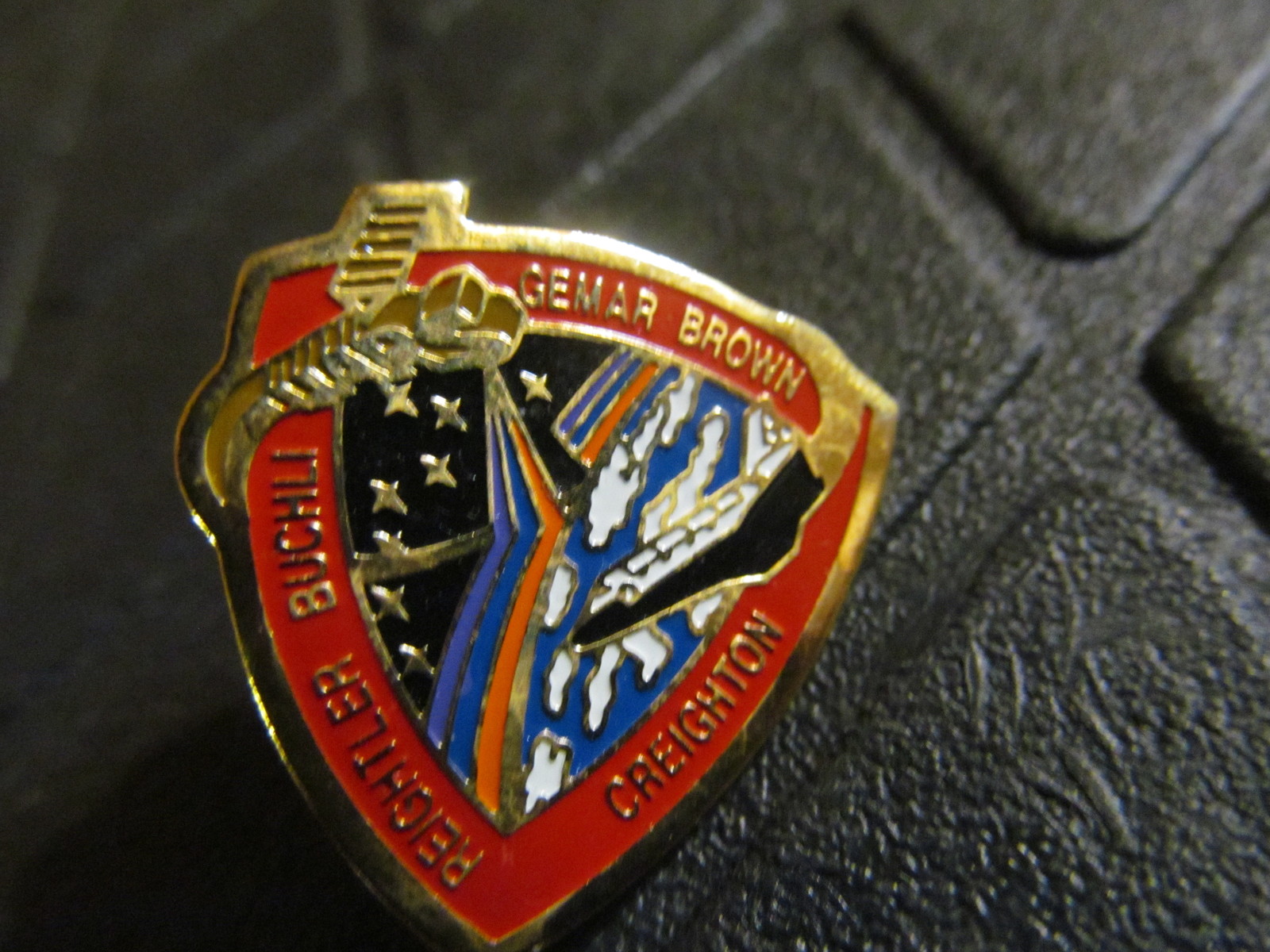 SHUTTLE DISCOVERY STS-48   LAPEL PIN 