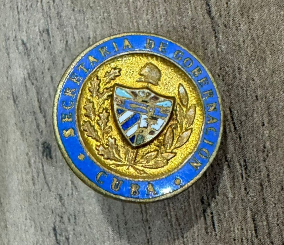 UNIQUE 1940s FULGENCIO BATISTA SECRETARIAT GOVERNMENT PIN LABEL OFFICIAL VINTAGE