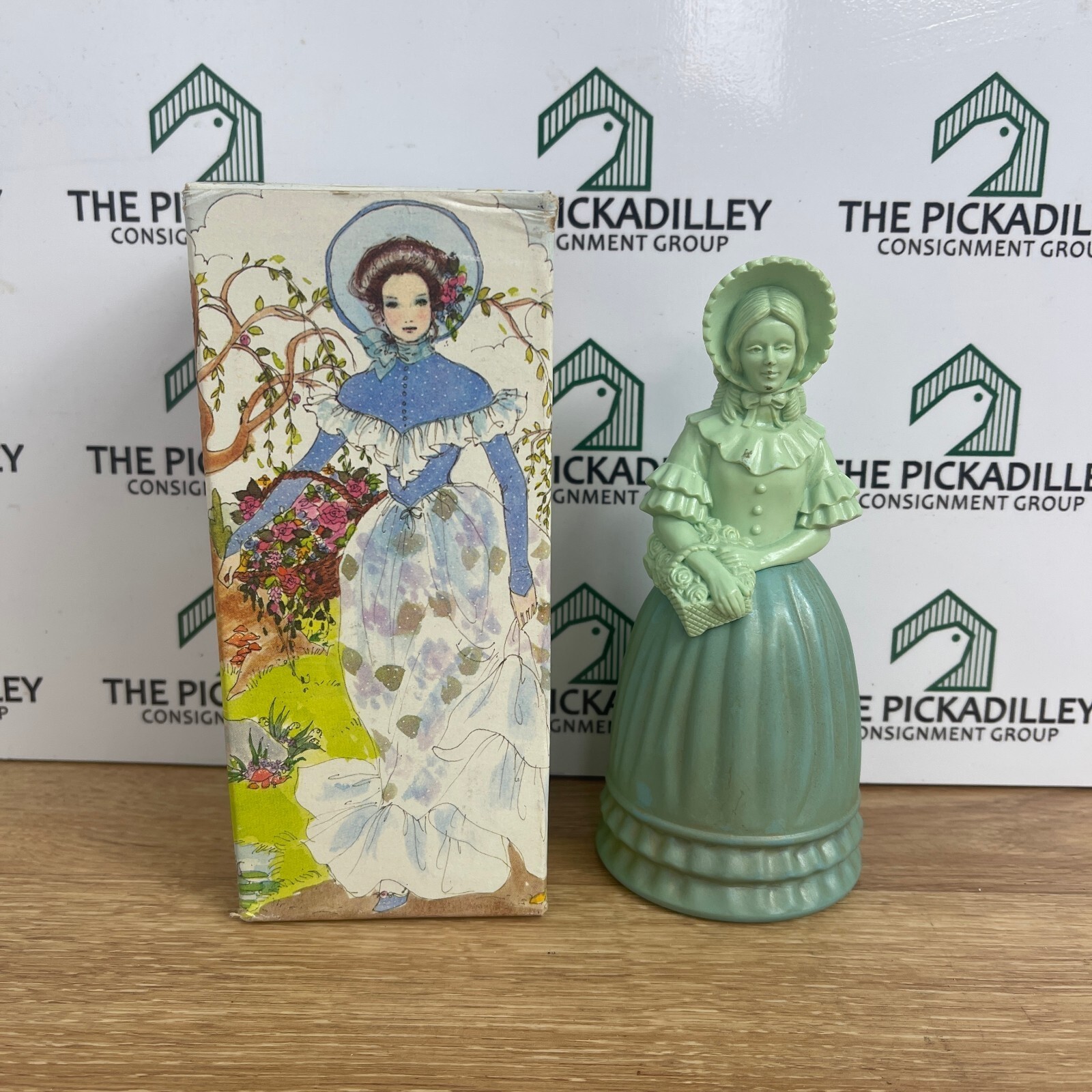 Vtg Avon Victorian Fashion Figurine Field Flowers Perfume Bottle Full 4 fl oz Vtg Avon Victorian Fashion Figurine Field Flowers Perfume Bottle Full 4 fl oz