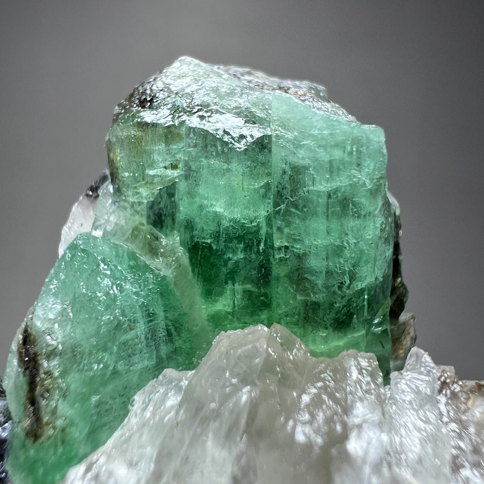 241ct Natural Vivid Green Emerald Crystals, on Quartz Beautiful Specimen Chitral 241ct Natural Vivid Green Emerald Crystals, on Quartz Beautiful Specimen Chitral