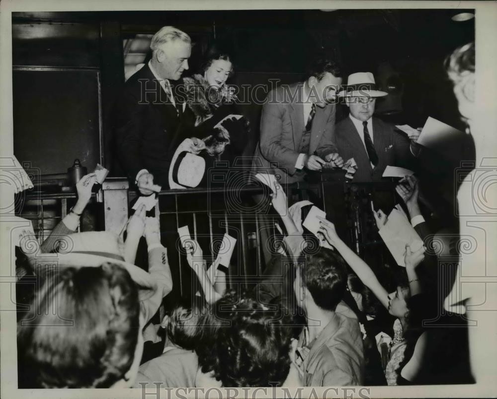 1944 Press Photo Thomas Dewey, Dwight Green, And Mrs. Dewey At Train's Platform