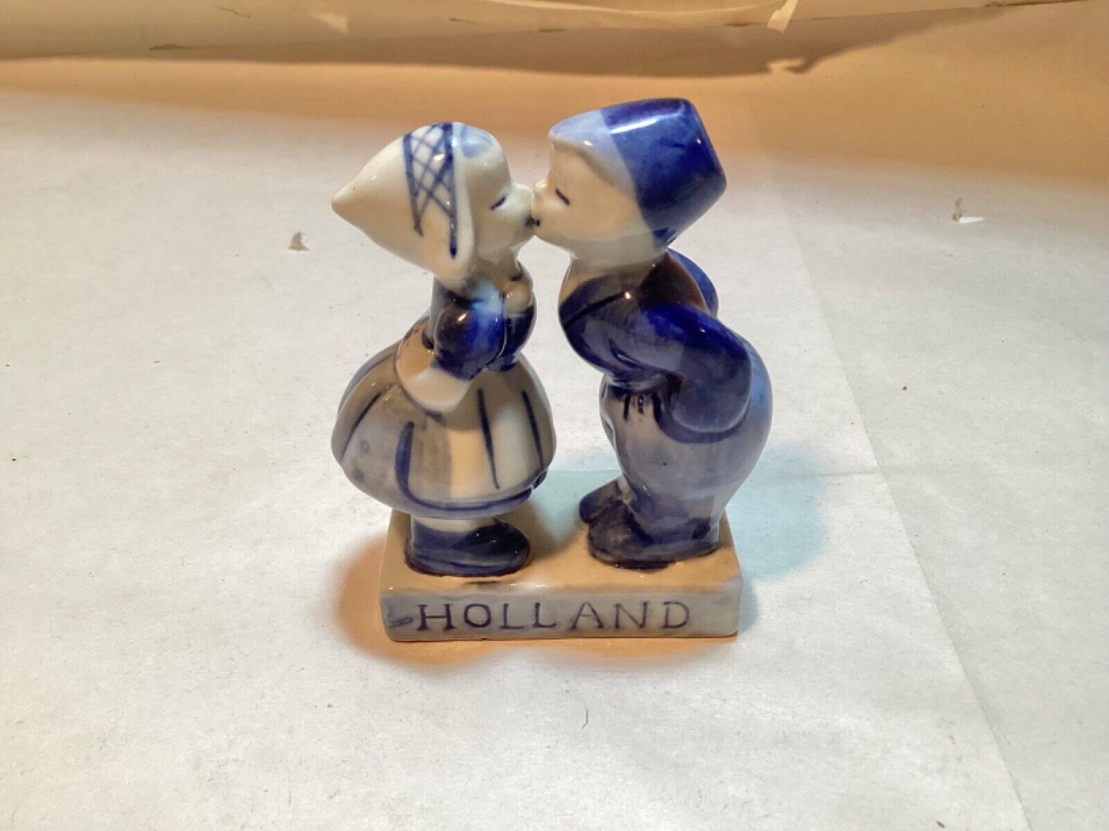 VINTAGE HAND PAINTED  HOLLAND DELFT BLUE CERAMIC FIGURINE KISSING BOY & GIRL