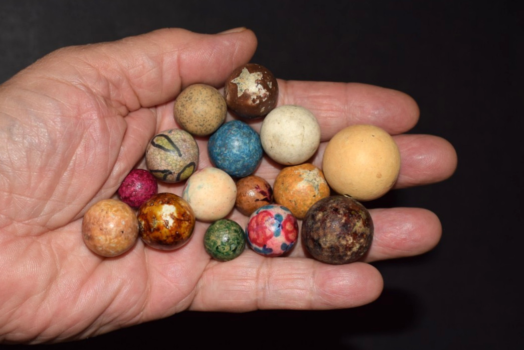 🧐👉Lot of 15⭐🗽⭐1800s Victorina era Antique toy clay mixed marbles &mixed sizes