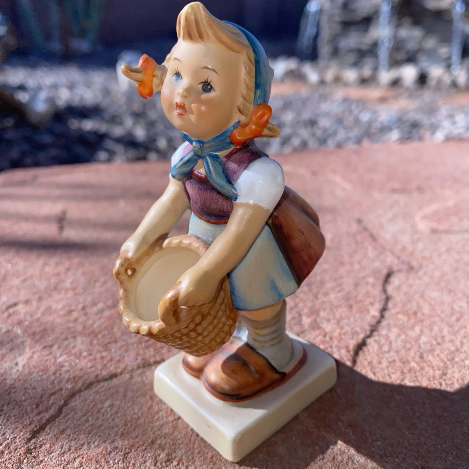 Hummel Goebel Little Helper # 73 Figurine TMK-3 (1960-1972) West Germany Vintage