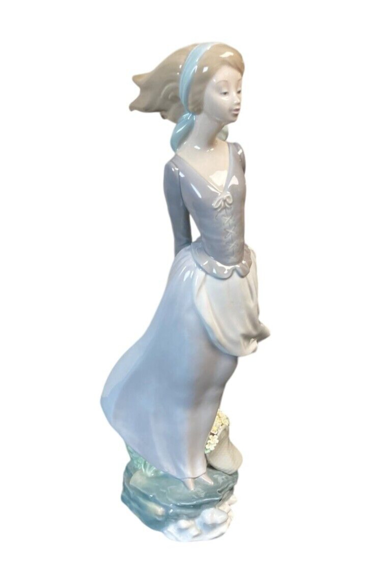 Lladro Sea Breeze “Brisa Marina” #4922 Porcelain 14” Figurine Retired Coastal