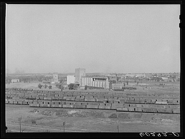 Photo:Minneapolis Minnesota 1920s Freight Cars Grain Elevators