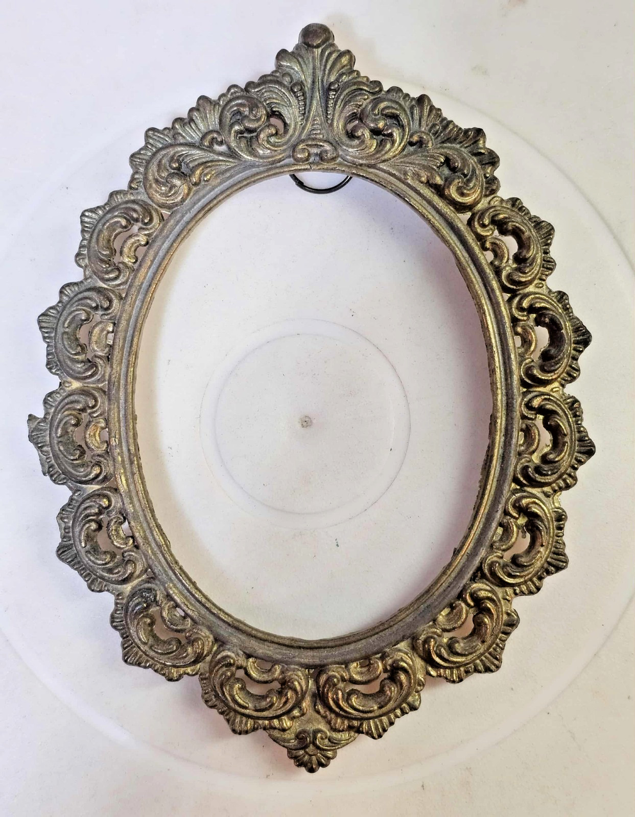 Vtg Oval Ornate Small wall hanging Picture Frame- No Glass- made in italy- READ