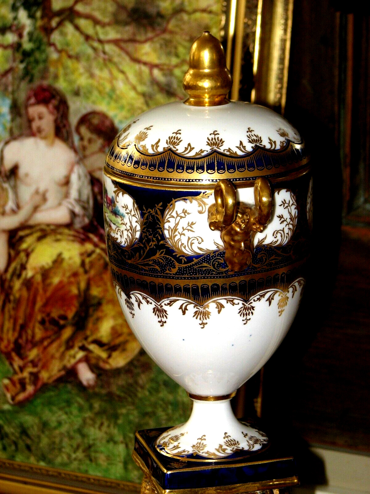WEDGWOOD XRARE BONE CHINA VASE AND LID HAND PAINTED, BLUE/GILDDED LOOK