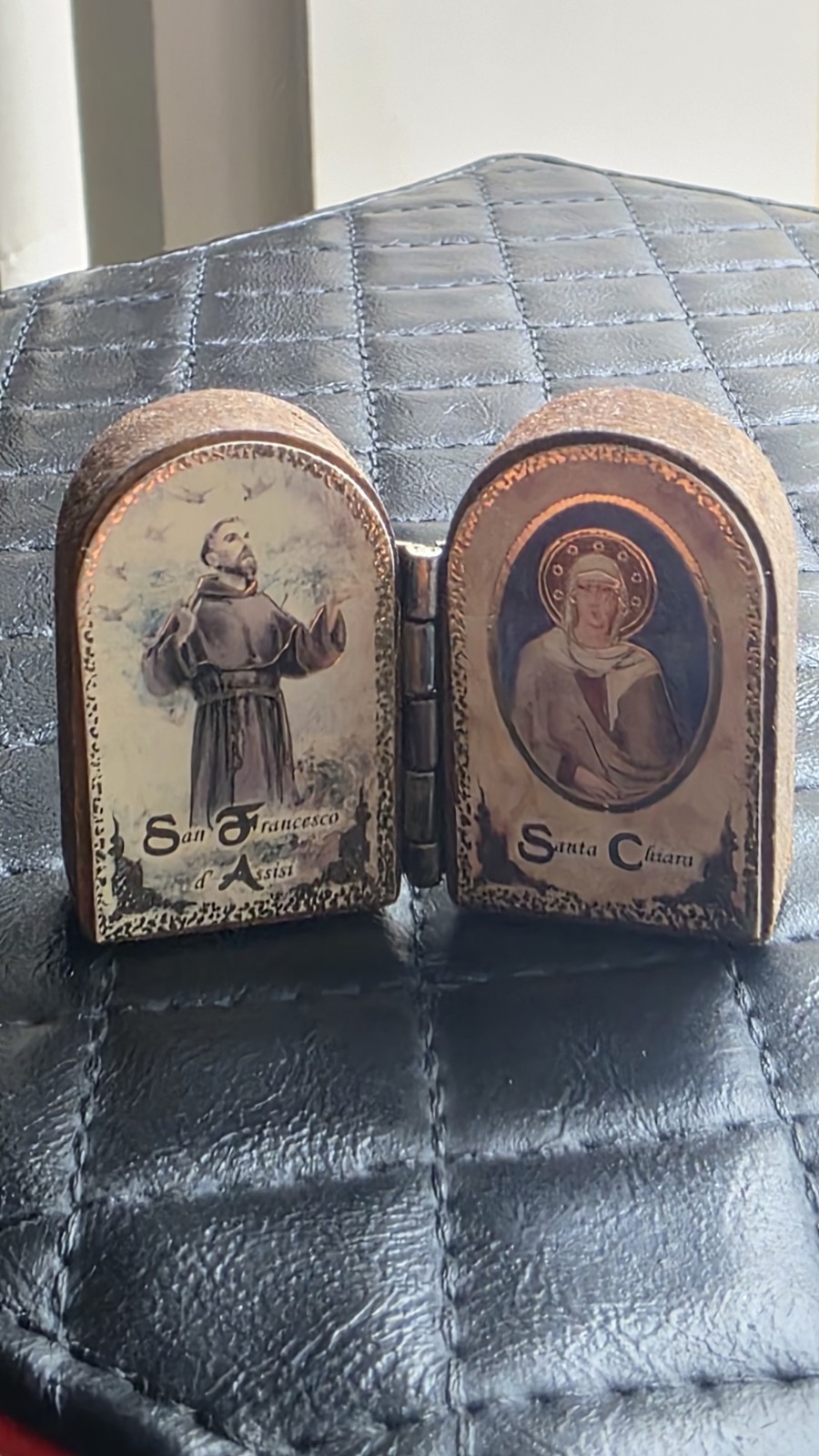 Italian Hinged Religious Icon Plaque – San Francesco d’Assisi & Santa Chiara Italian Hinged Religious Icon Plaque – San Francesco d’Assisi & Santa Chiara