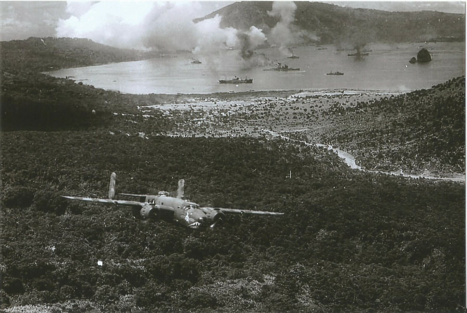 WW II Usa Photo  ....B-25 - Bombing Run On Japanese Ships...