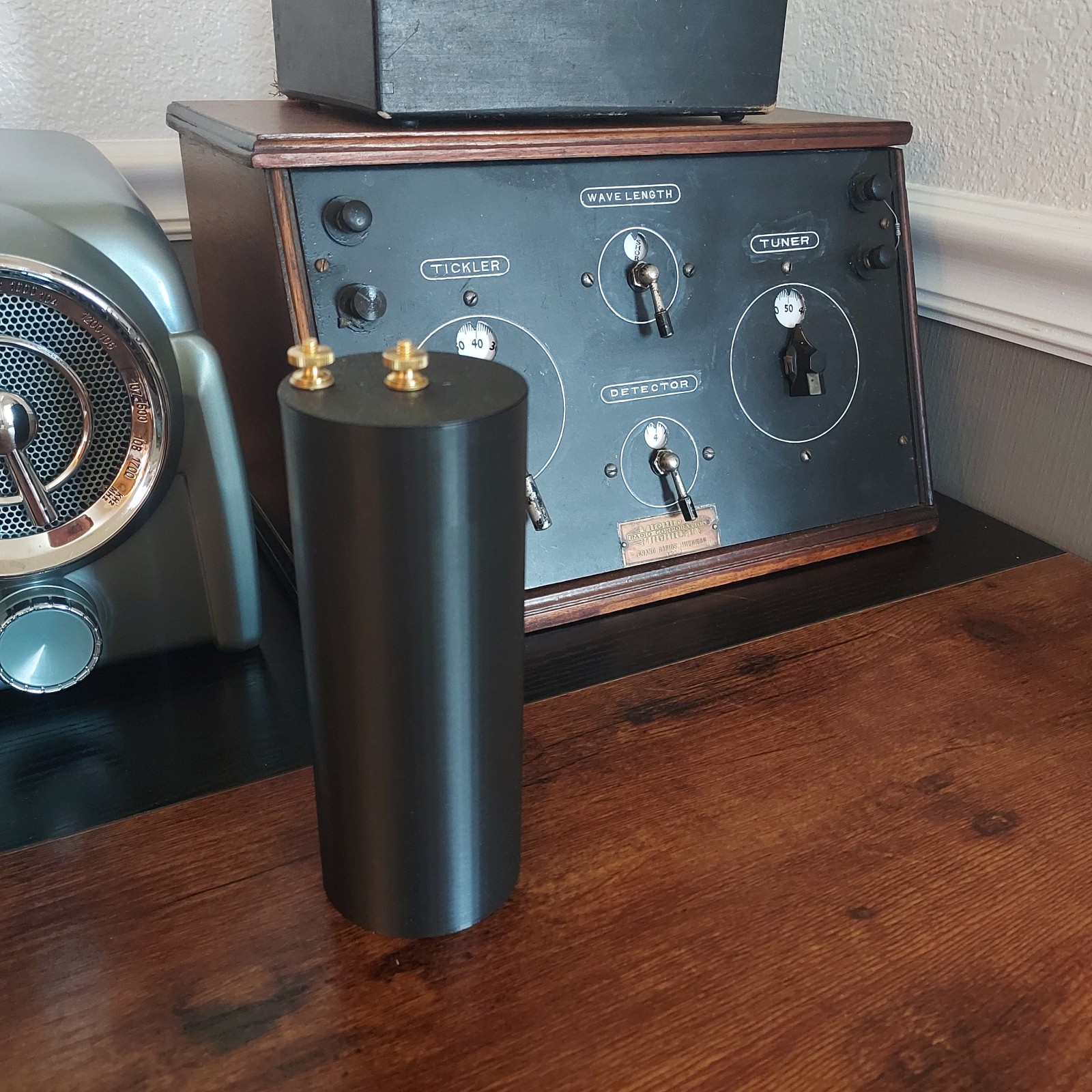Replica Vintage No. 6 Dry Cell Battery (no label) for antique radio, telephone. Replica Vintage No. 6 Dry Cell Battery (no label) for antique radio, telephone.