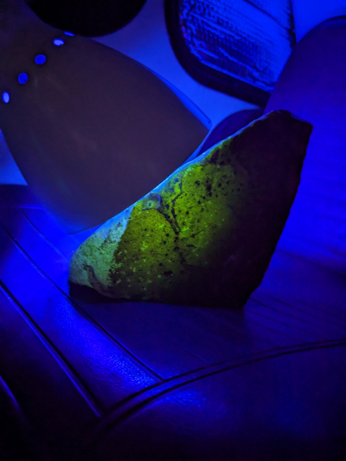 HUGE whole 3.7 lb POLYHEDROID… Polyhedral Agate… Paraiba, Brazil… UV Reactive 