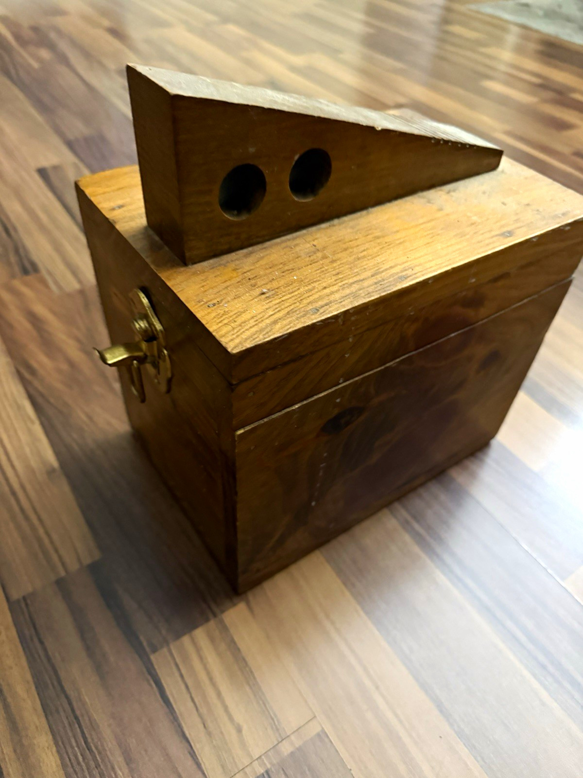 Vintage 1950s - 1970s Rustic Wood Shoe Shine Box w/ Lid Handle Lock BrassLatch 