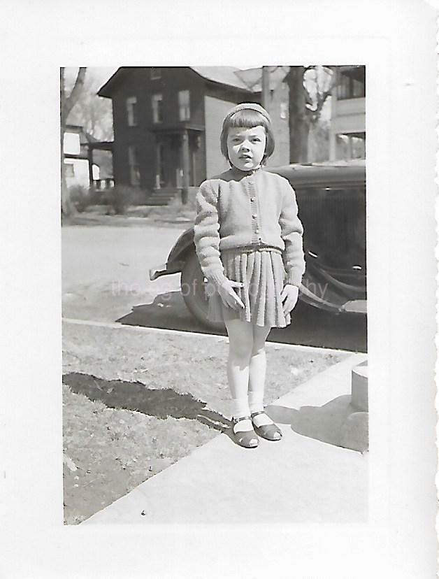 YOUNG GIRL Vintage FOUND PHOTOGRAPH bw  Original Snapshot 04 3 G
