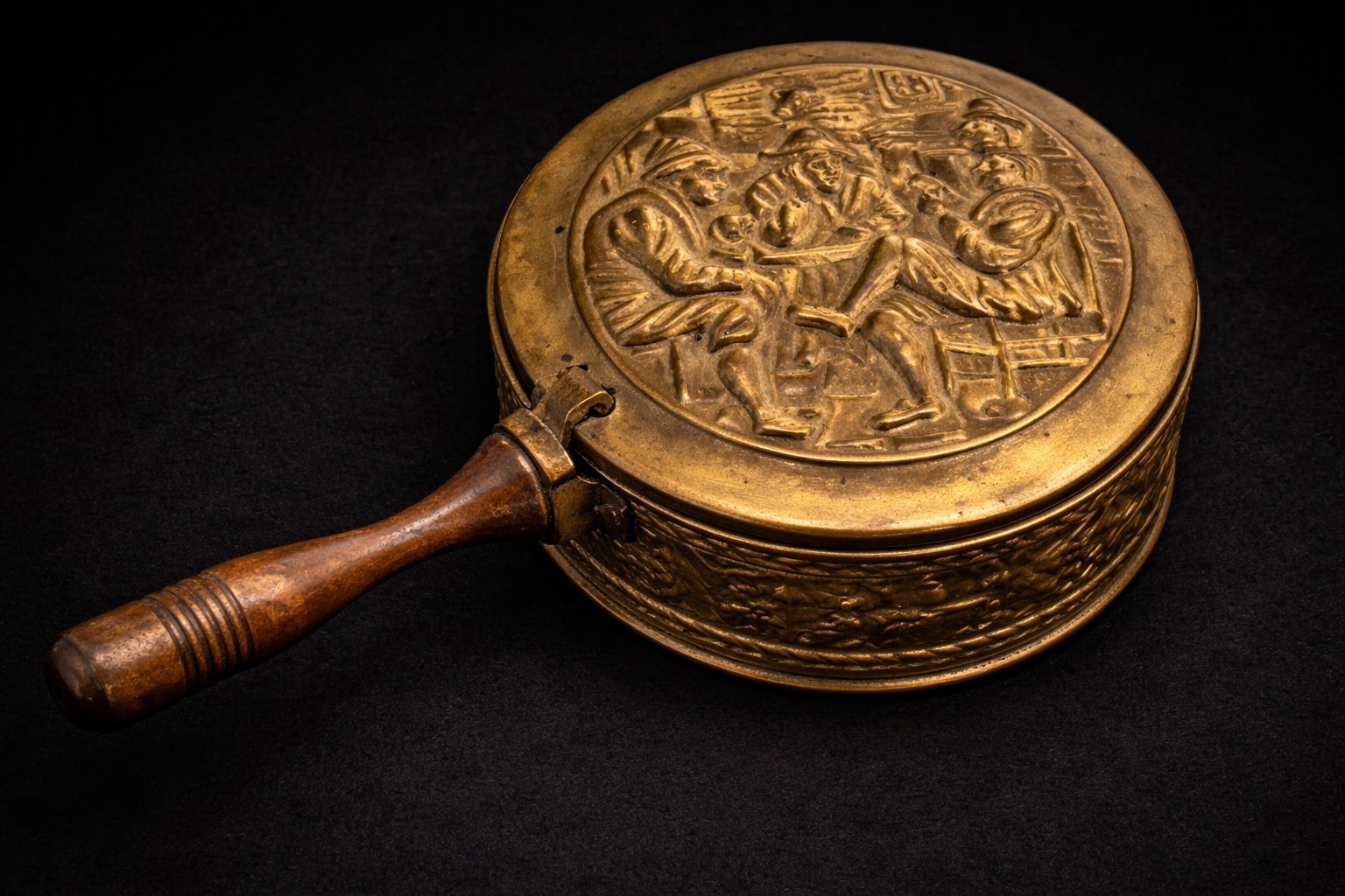 Antique Peerage England Brass Silent Butler w/ Lid Figural Scene Wood Handle VTG