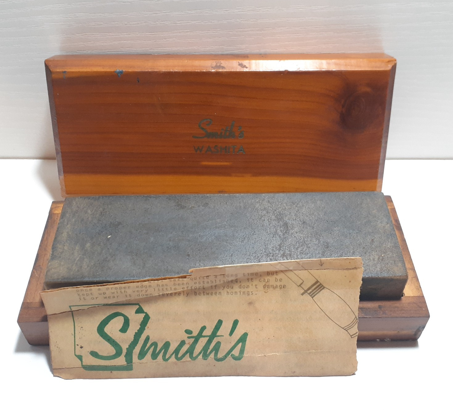 Vintage Smith's Washita Sharpening Stone Oilstone with Cedar Box 6x2x1
