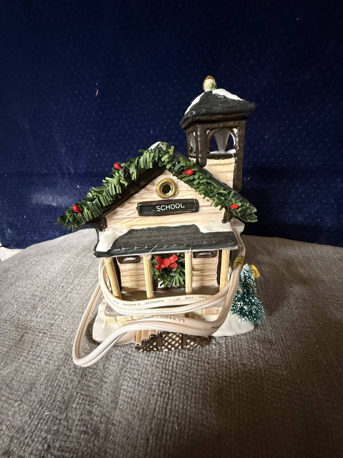 1991 Christmas Valley Schoolhouse Porcelain Lighted Christmas Village Original B