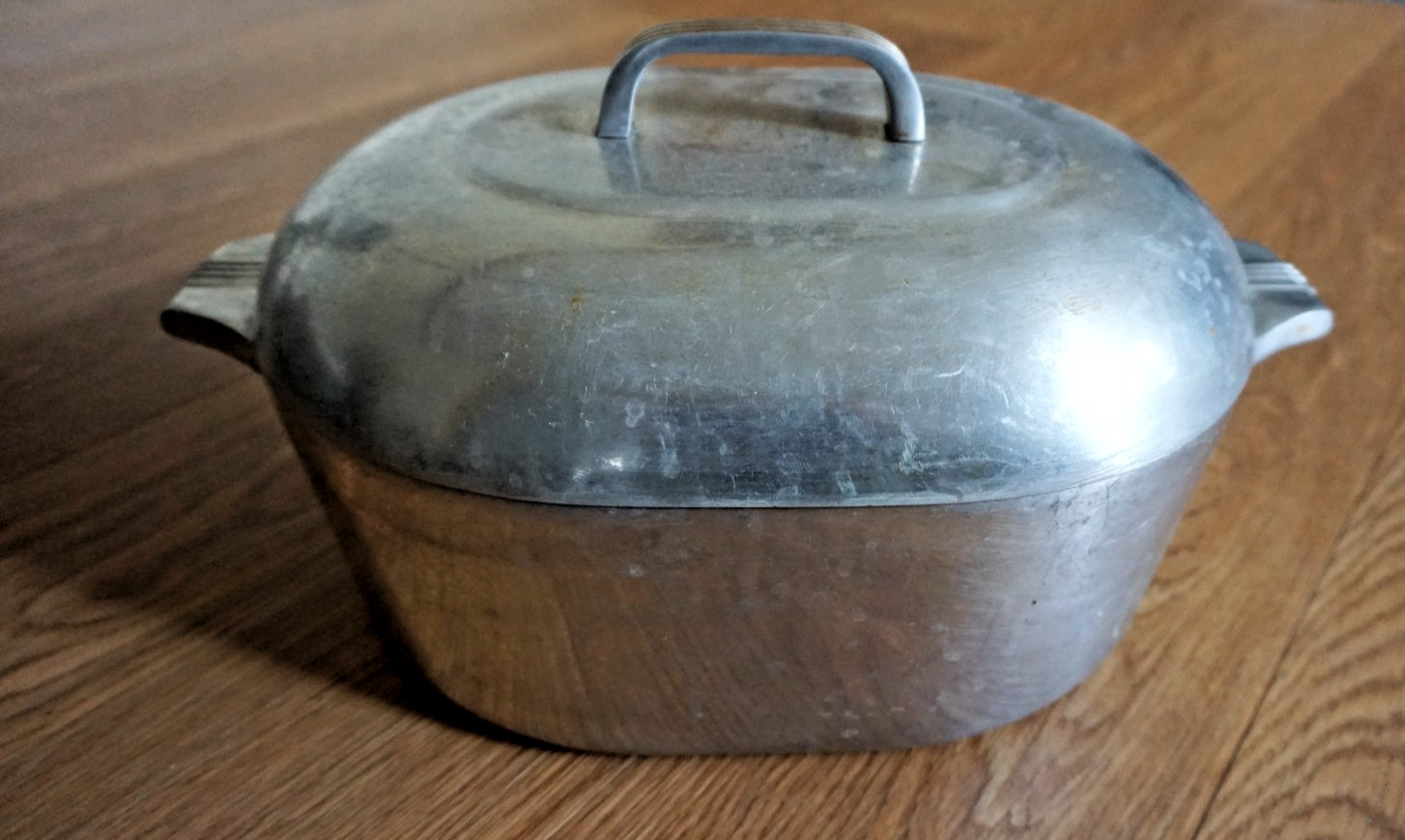VINTAGE WAGNER WARE SIDNEY MAGNALITE 8QT. OVAL DUTCH ROASTER 4265 P