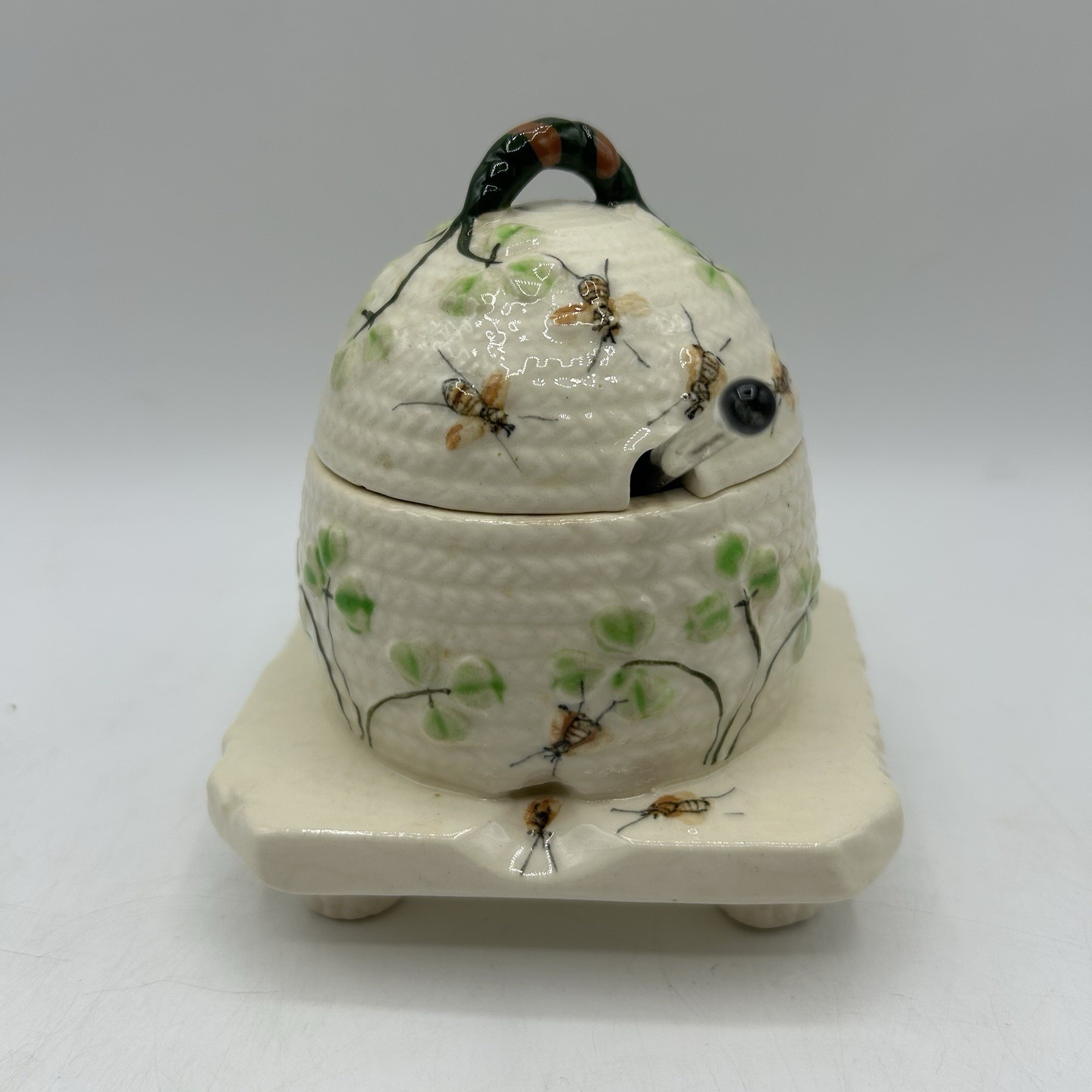 MARUHON WARE- CLOVIA BEE HIVE HONEY POT-RARE-1930’s-1940,s, VINTAGE w/ Spoon MARUHON WARE- CLOVIA BEE HIVE HONEY POT-RARE-1930’s-1940,s, VINTAGE w/ Spoon