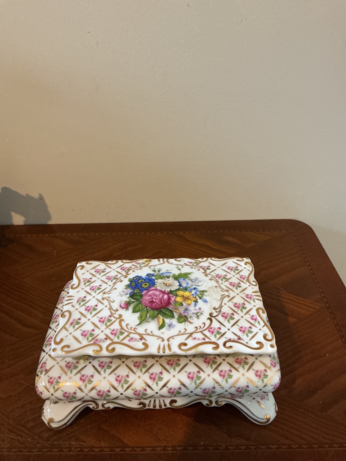 Beautiful rose box with Sorelle fine porcelain backstamp.